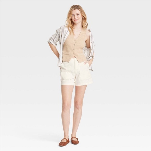 Women's Mid-Rise Utility Trouser Shorts - Universal Thread™ Cream new 🆕 - Picture 1 of 5